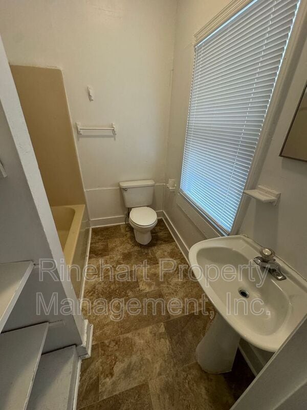 Building Photo - 504 N Confederate Ave