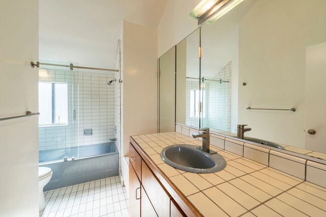 Building Photo - Warm & Inviting Manhattan Beach Rental Home!