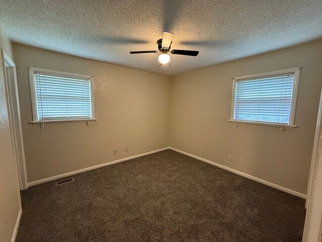 Building Photo - Welcome to this charming 3 bedroom, 2 bath...