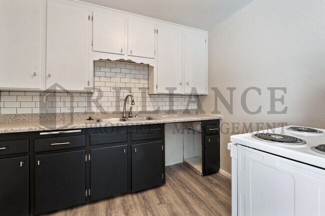 Building Photo - 1562 Floberta St