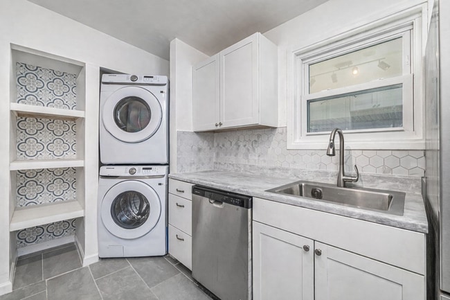 Building Photo - 2501 A Ave