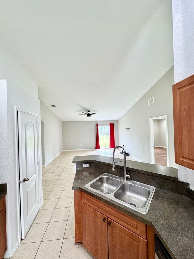 Building Photo - 4 Bedroom 2 Bath Home in Poinciana Village 3