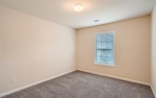 Building Photo - 710 Collingsworth Ln NE