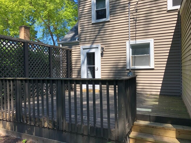 Building Photo - Well Maintained 3Bed/2Bath Single Family HUGE Backyard!