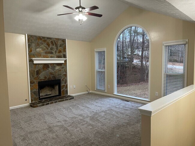 Building Photo - Split Foyer Home with Fenced Yard