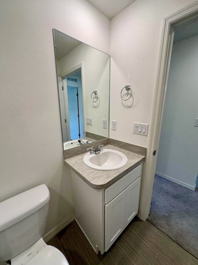 Building Photo - Large Family Home