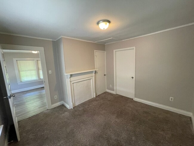 Building Photo - Freshly painted 2 bedroom 1 bath house- Pet Friendly!