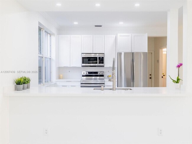 Building Photo - 801 Tanglewood Cir