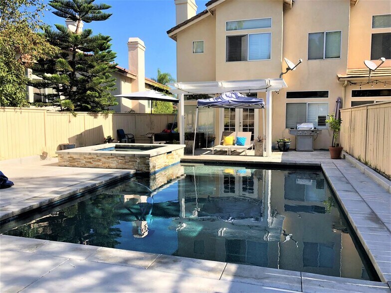 Building Photo - 971 S Flintridge Way