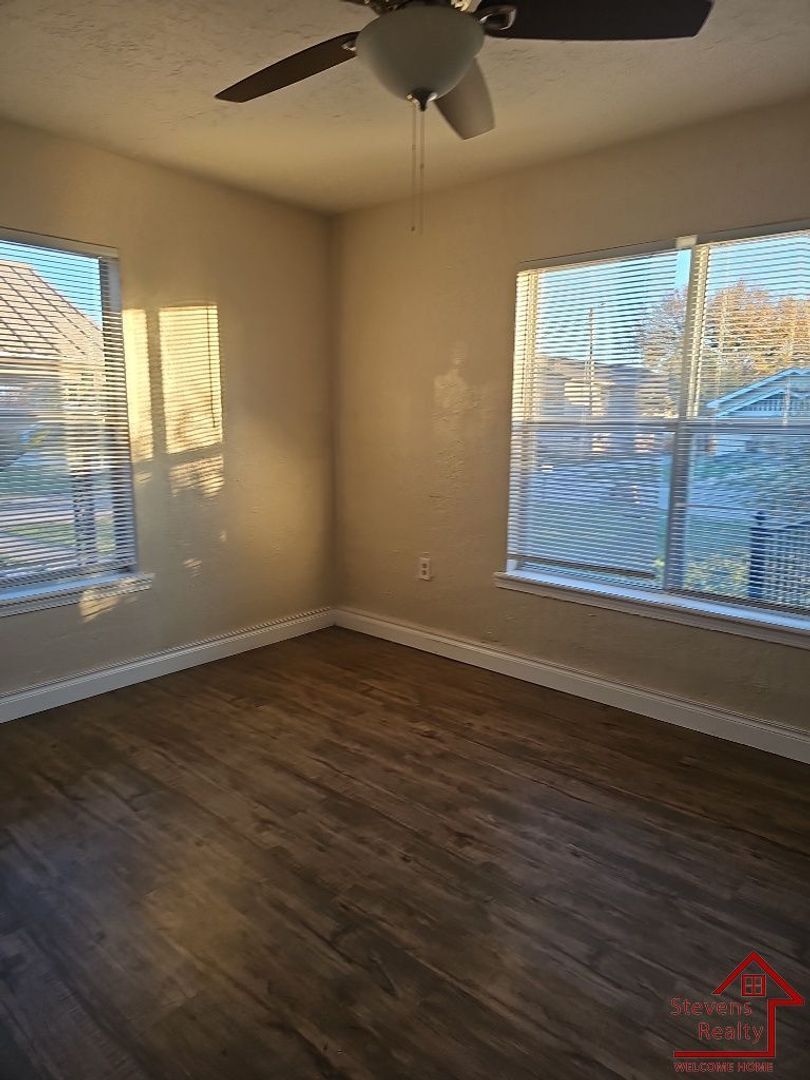 Building Photo - 1609 SW B Ave