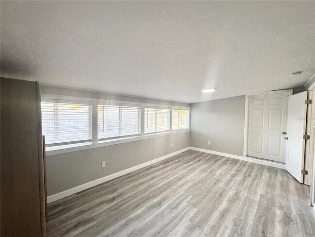 Building Photo - 3913 S Shade Ave