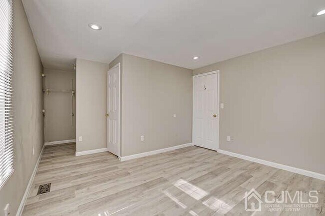 Building Photo - 216 E 7th St