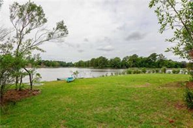 Building Photo - 4 BED/3 BATH LOCATED IN A WATERFRONT COMMUNITY!