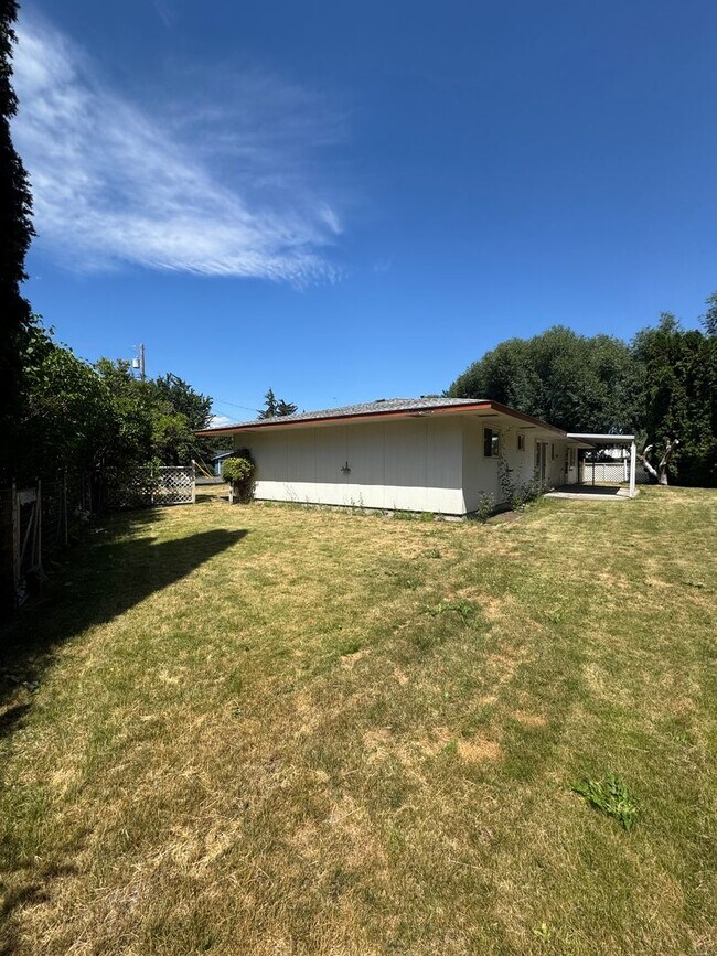 Building Photo - 1702 College Pl