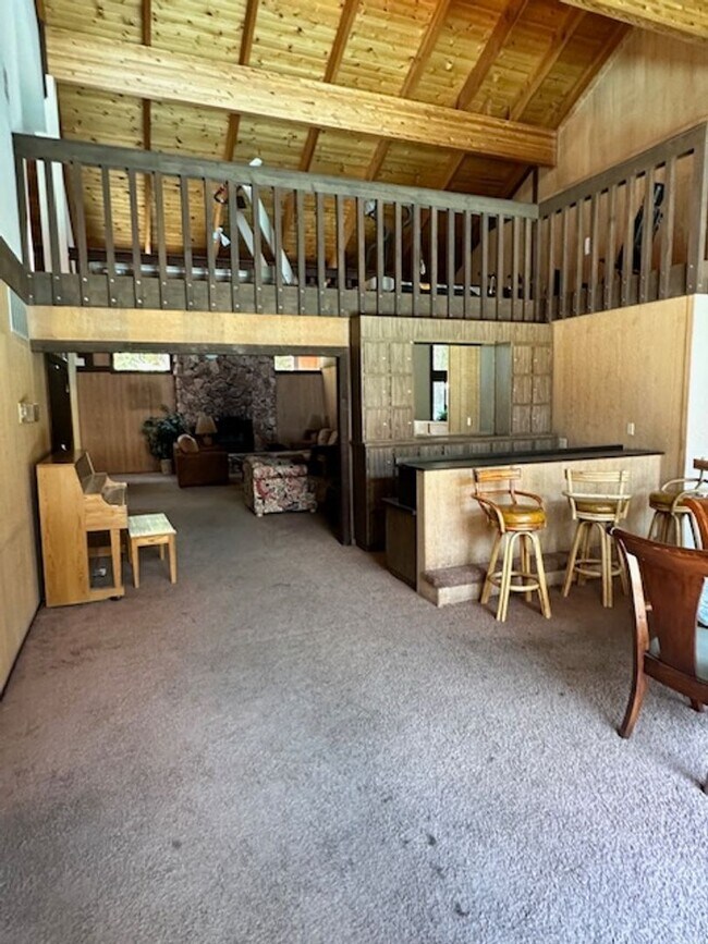 Building Photo - True Skier's Condo! Available for a Seasonal tern rental (3-6 months). Call me today!!