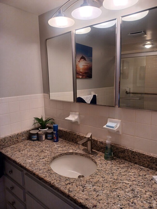 Building Photo - Ocean view FULLY FURNISHED 2+ / 2 with Boa...