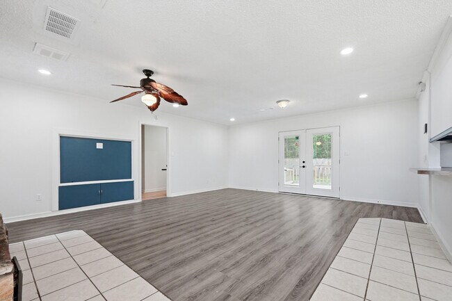 Building Photo - 32 Cascabellas St