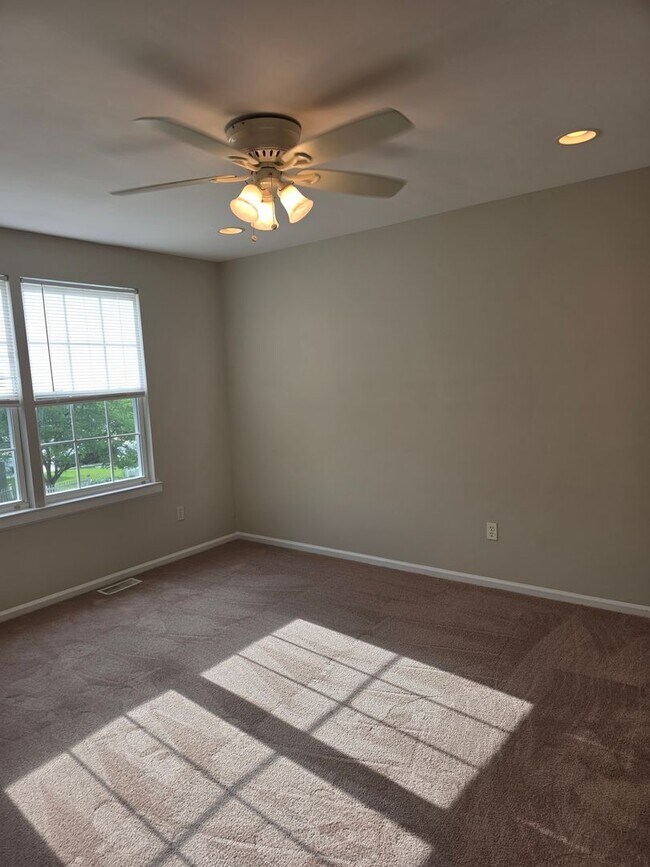 Building Photo - Twin Home in Saddlebrook