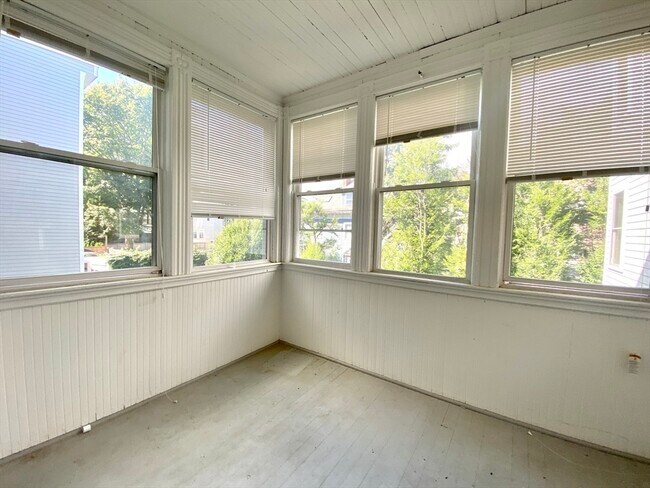 Building Photo - 144 Coolidge St