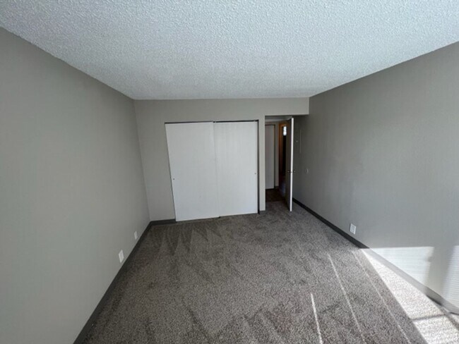 Building Photo - Convenient Downtown Location!