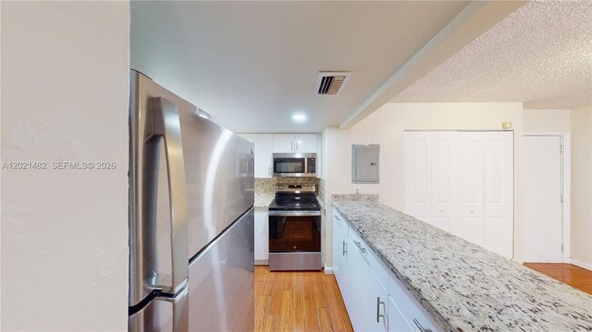 Building Photo - 8860 Fontainebleau Blvd