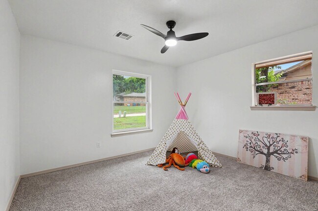 Building Photo - Adorable in Central Edmond