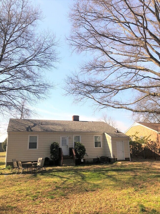 Building Photo - 1406 Little John Rd