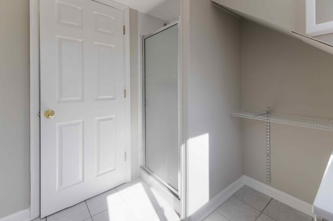 Building Photo - Central Spacious Rockville Metro 5 BR Single Family Home Pets Welcome