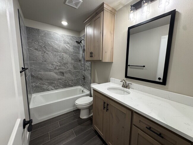 Building Photo - Charming 4-Bedroom Haven with 2 Full Baths...