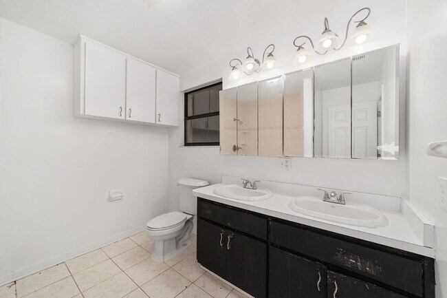 Building Photo - Bright & Spacious Home in a Quiet Neighborhood with Modern Comforts