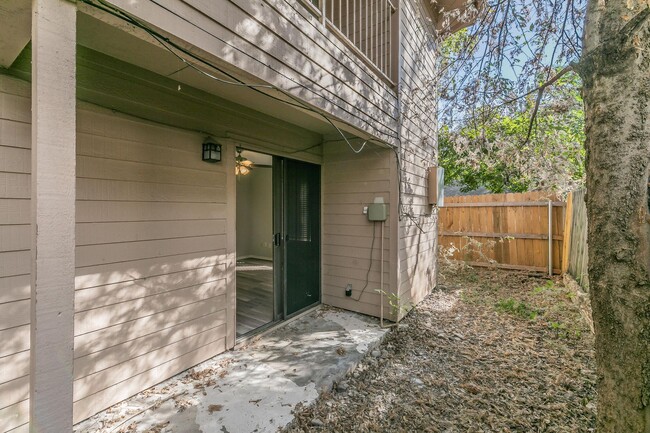 Building Photo - FULLY REMODELED 2 bedroom, 2 Bath in MONTI...