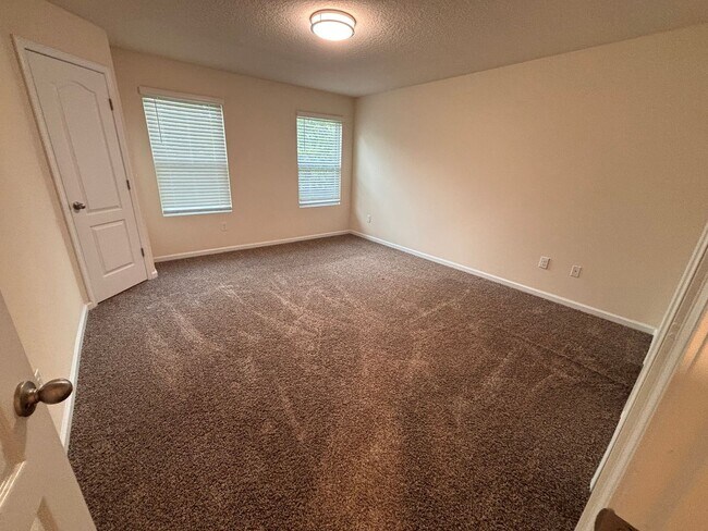 Building Photo - Beautiful 2 Bed, 2.5 Bath Townhome with Water View