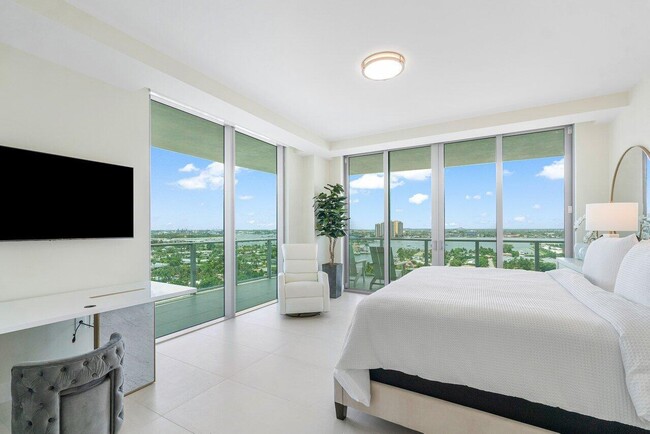 Building Photo - 3100 N Ocean Dr