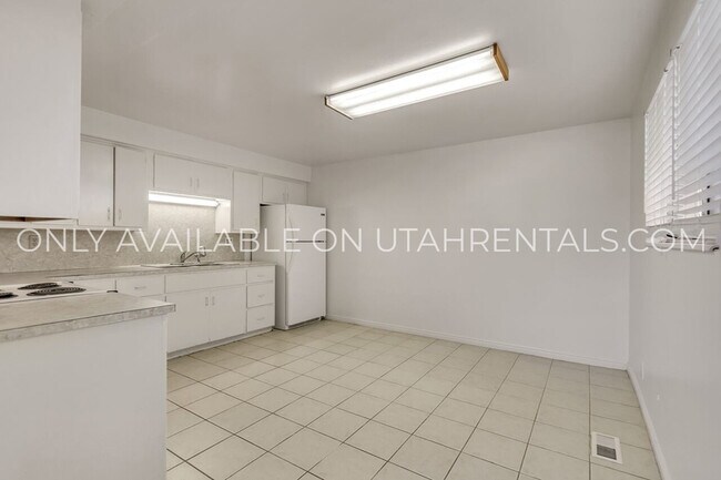 Building Photo - 185 W 2200 S