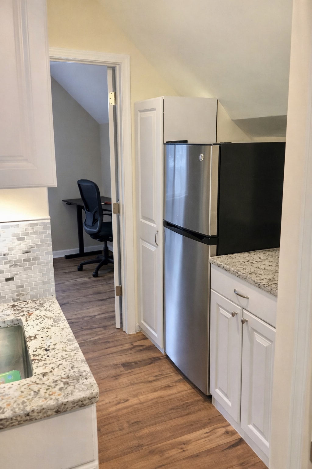 Building Photo - 2475 E Maple Rd