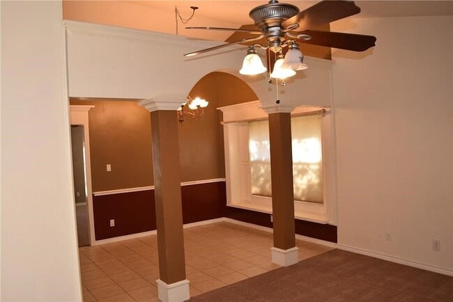 Building Photo - 512 Rosewood Ln
