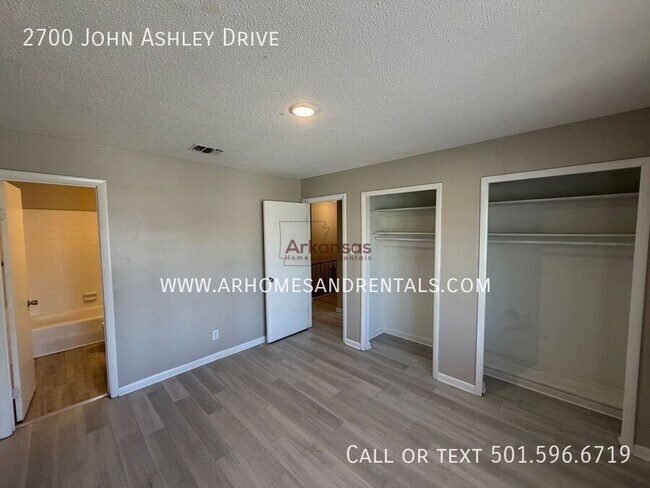 Building Photo - 2700 John Ashley Dr