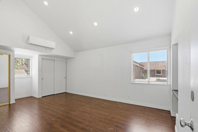 Building Photo - Beautifully Remodeled 3BD Townhome | Multi-Zone A/C | Private Patio