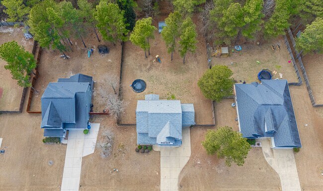 Building Photo - 135 Almond Dr