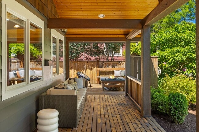 Building Photo - Modern Retreat in the Heart of Capitol Hil...