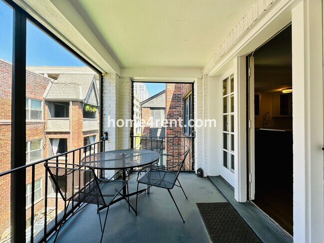 Building Photo - Luxury Condo Living Near the Country Club Plaza - 1 Month FREE!