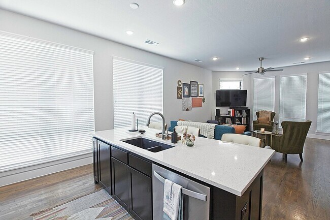 Building Photo - Dallas Gated Corner Townhome