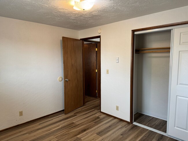 Building Photo - Updated 2 bed 1 bath duplex in Springfield!
