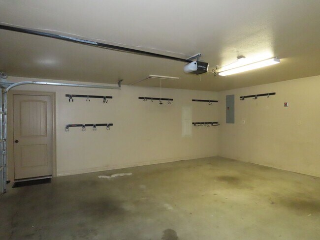 Building Photo - Lindale ISD- Gorgeous 4 Bedroom 2.5 Bathro...