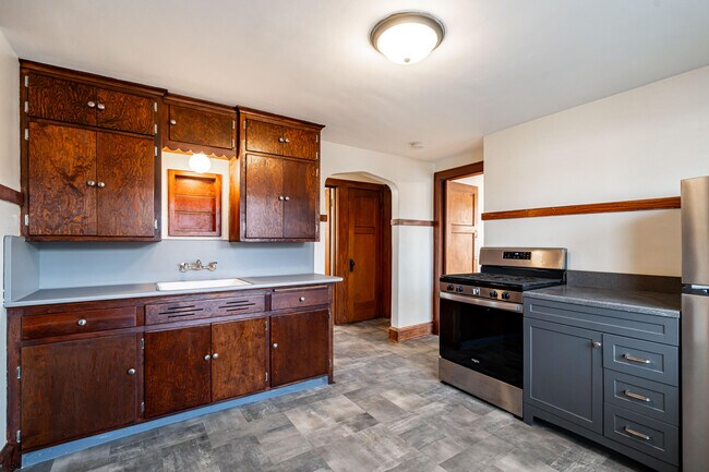 Building Photo - 2213 S 72nd St