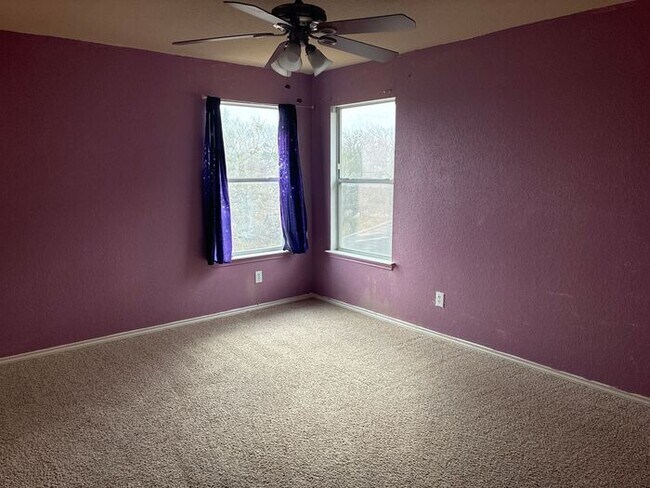 Building Photo - 5BR/4BA w/ Fenced Yard + Covered Parking in Schertz, TX