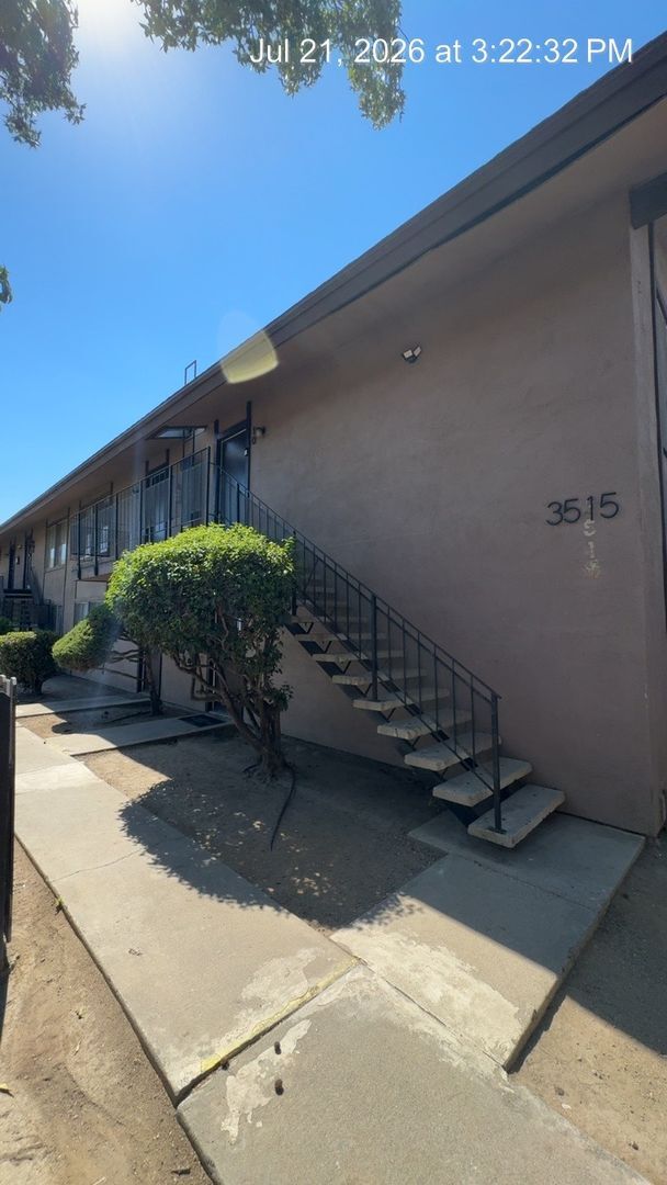 Building Photo - Move in Special!! Upstairs unit MOVE IN READY!!