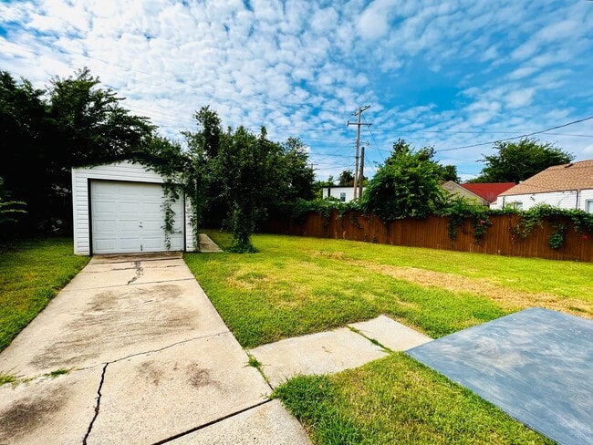 Building Photo - Cute 2BD 1BA Bungalow Home in Putnam Heights West!!!