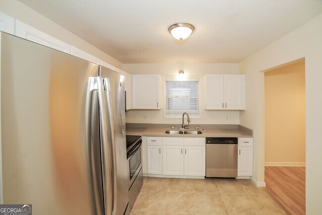 Building Photo - 757 Newport Dr