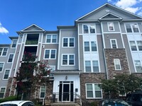 Building Photo - Lovely 3 BR/2 BA Condo in Capitol Heights!